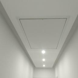 FHU Nikiel Maciej - Biały sufit z zamontowanym włazem rewizyjnym i trzema punktowymi lampami LED w korytarzu z białymi ścianami i drzwiami.
