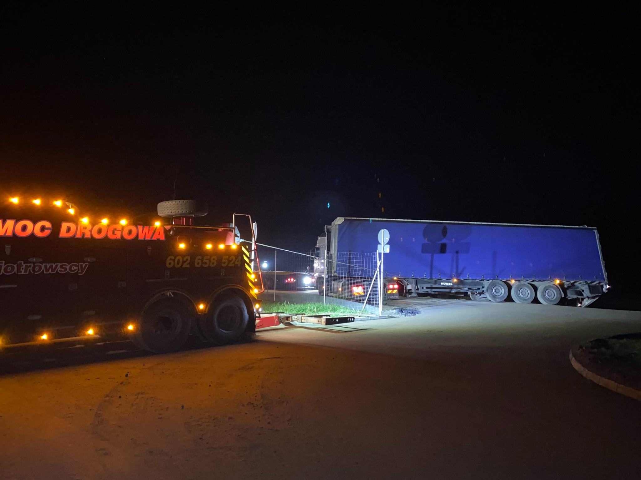 Wyciąganie ciągnika siodłowego wraz z załadowaną naczepą z rowu!