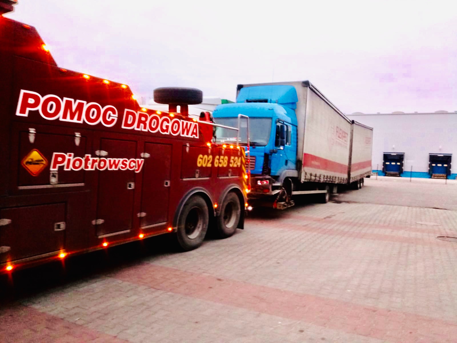 Holowanie zestawu pojazdów. Zapraszamy do współpracy ! Pomoc Drogowa Piotrowscy