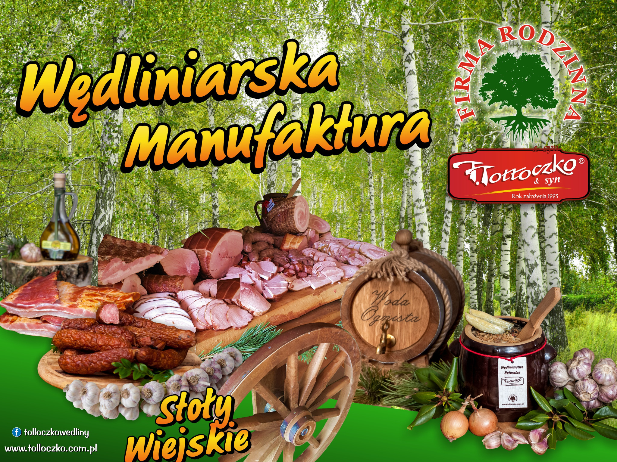 Kompozycja wędlin, kiełbas, boczku, szynki, czosnku i cebuli na drewnianym wozie, z beczką i garnkiem z kiszonkami, na tle lasu brzozowego, z logotypem firmy 'Tottoczko'