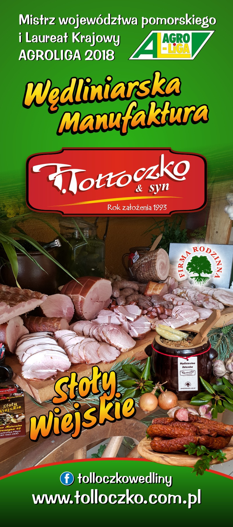 Stoisko z wędlinami firmy Tottoczko: różnorodne wędliny, kiełbasy, szynki, słonina, ogórki kiszone w kamionkowym garnku, czosnek, cebula i dekoracje roślinne, całość prezentowana na drewnianym...