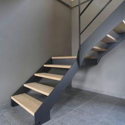 Bardzo estetyczne i stabilne schody z wangą wykonaną na ploterze CNC. Stopnie mogą być wykonane z drewna, metalu lub kamienia.
Konstrukcja sprawdza się zarówno wewnątrz jak i na zewnątrz