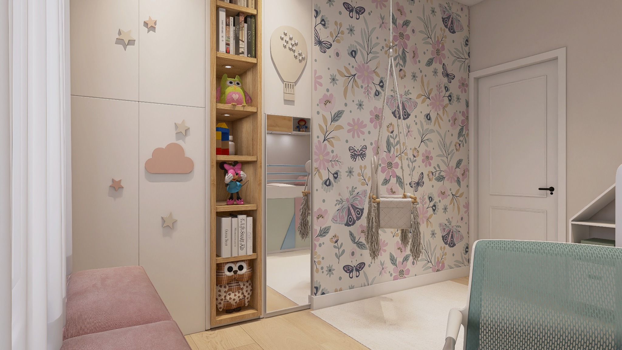 Pokój dziecięcy z szafą w gwiazdki, regałem z zabawkami i huśtawką na tle ściany w kwiaty i motyle. Pastelowa kolorystyka, jasne drewno, przytulna aranżacja.