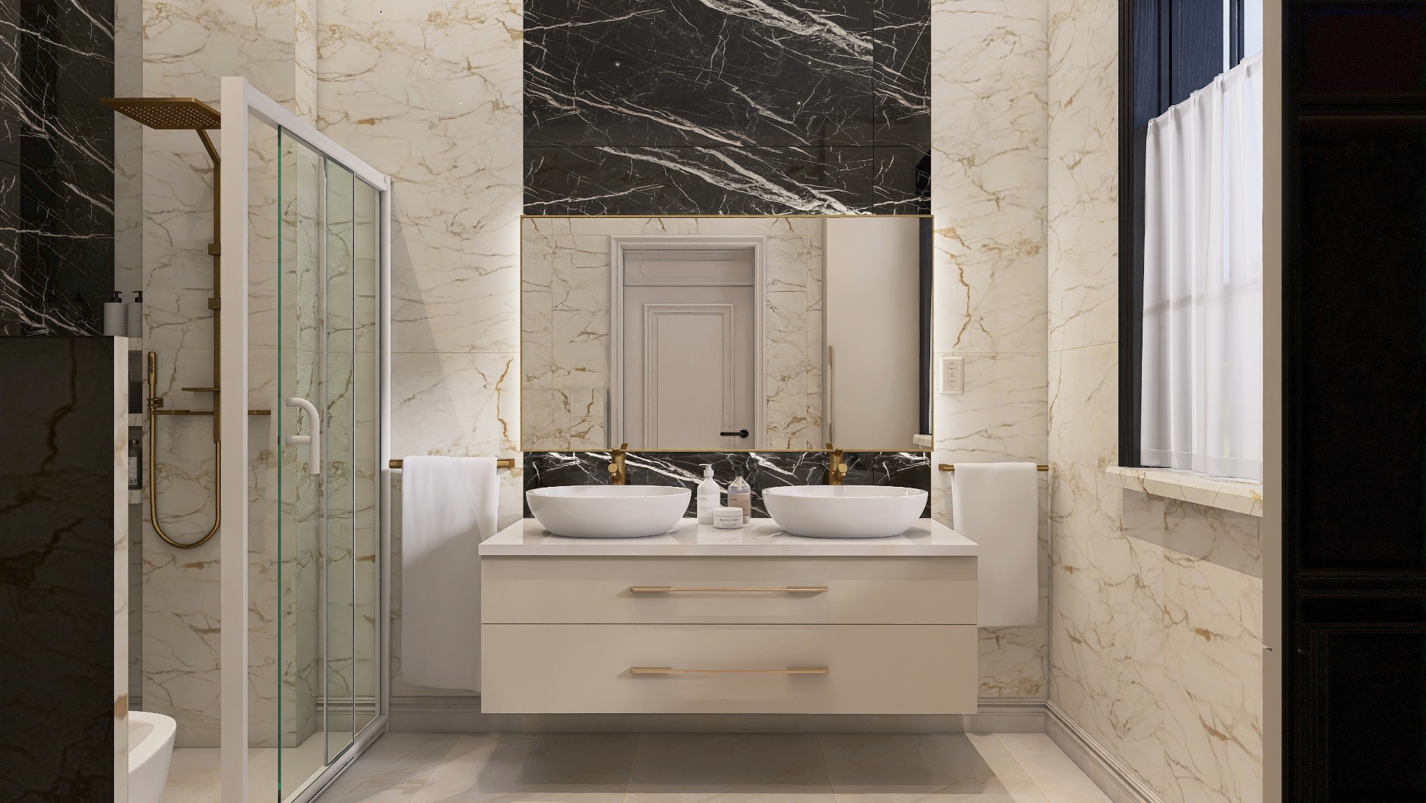 Elegancka łazienka z marmurowymi płytkami, kabiną prysznicową ze złotą armaturą i podwójną umywalką na szafce w kolorze beżowym. Widoczne okno z białą zasłoną.