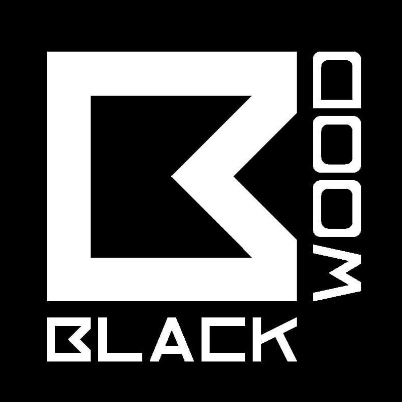 Logo firmy 'Black Wood' z geometrycznym symbolem w białej ramie na czarnym tle, pionowy napis 'WOOD' po prawej stronie symbolu.