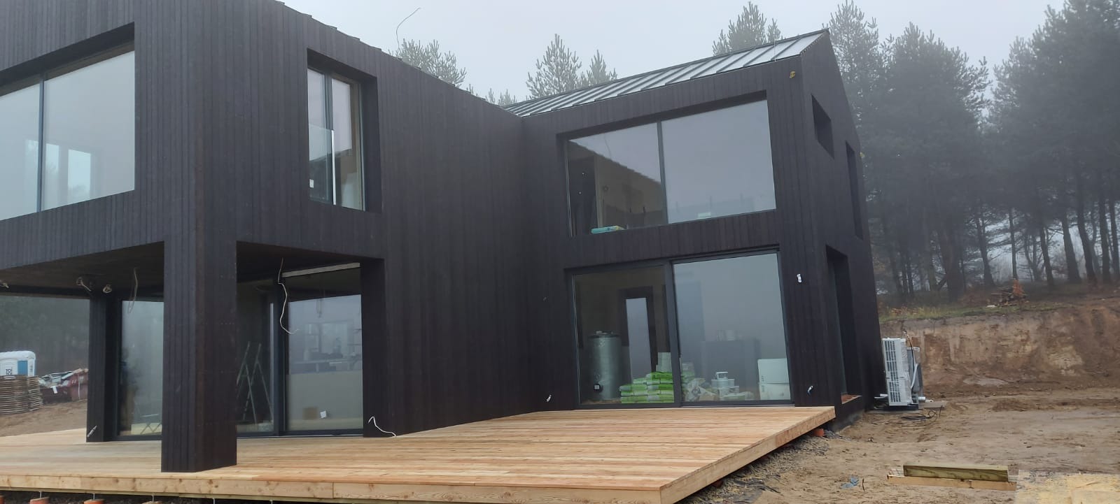 Taras z modrzew syberyjski. Elewacje z modrzew syberyjski opalony ogniem