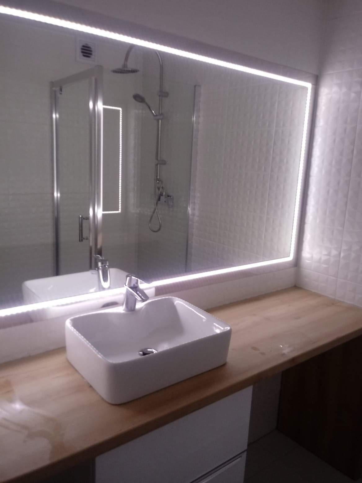 Klient zażyczył sobie podświetlenie LED wokół lustra.