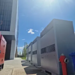 Kaskada 4 powietrznych pomp ciepła o łącznej mocy 240 kW do ogrzewania i chłodzenia budynku użyteczności publicznej