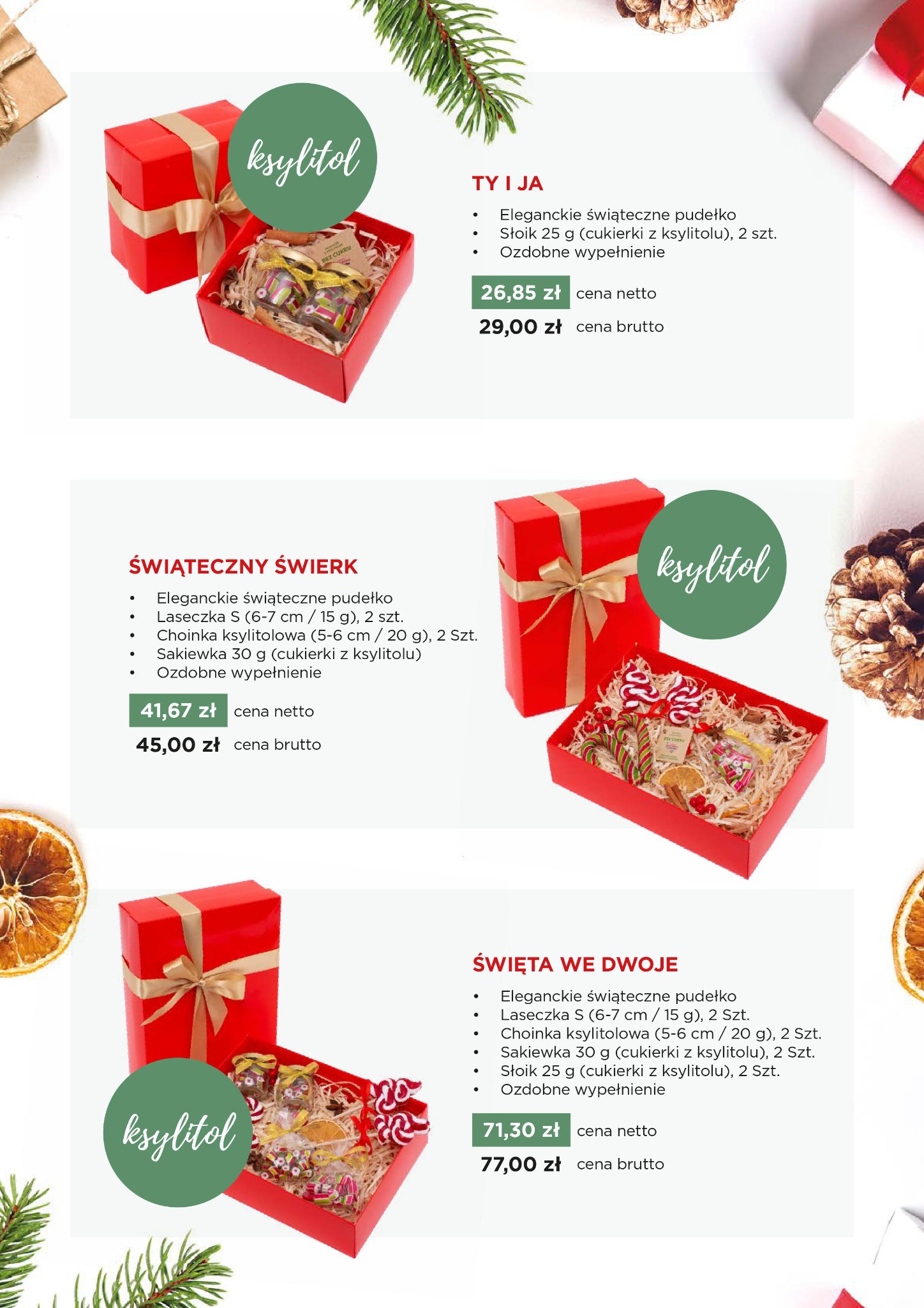 Kolaż trzech świątecznych koszy prezentowych z ksylitolem w czerwonych pudełkach z kokardami, zawierających słoiczki, laski cukrowe i ozdoby, prezentowanych na białym tle z elementami dekoracyjnymi...