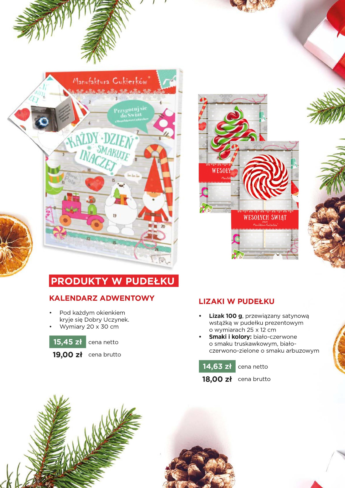Kalendarz adwentowy i lizaki w pudełkach prezentowych z motywami świątecznymi, otoczone gałązkami choinki i suszoną pomarańczą.