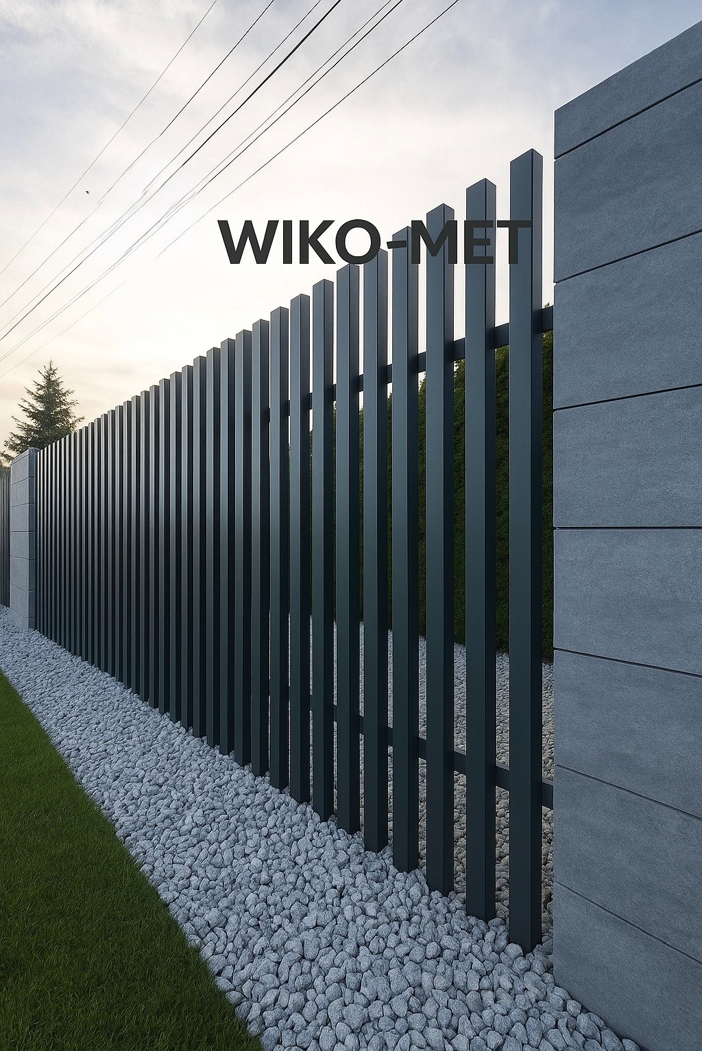 Nowoczesne, grafitowe ogrodzenie metalowe z pionowych profili, z podmurówką z szarych płyt. U podstawy białe kamienie, w tle zieleń. Logo firmy WIKO-MET.