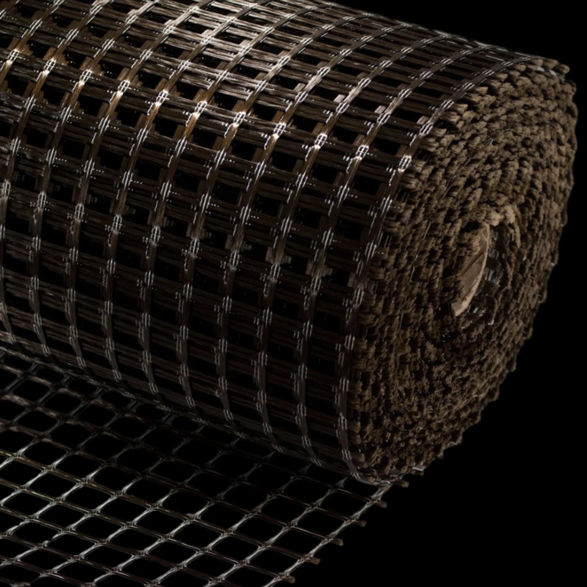 Rolka geosiatki bazaltowej o oczku 25mm i gramaturze 210 g/m2, widoczna faktura i struktura materiału na czarnym tle.