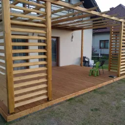 Taras z pergolą wykonany z modrzewia europejskiego