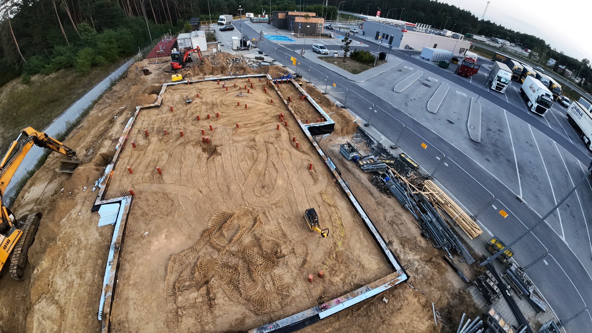 Budowa KFC przy MOP Racula wschód w zakresie : kanalizacja podposadzkowa, zewnętrzne instalacje sanitarne.