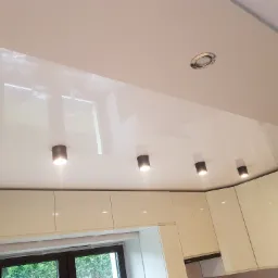 Sufit napinany w białym połysku