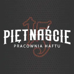 Logo firmy 'Piętnaście Pracownia Haftu' na ciemnoszarym tle z perforacją.