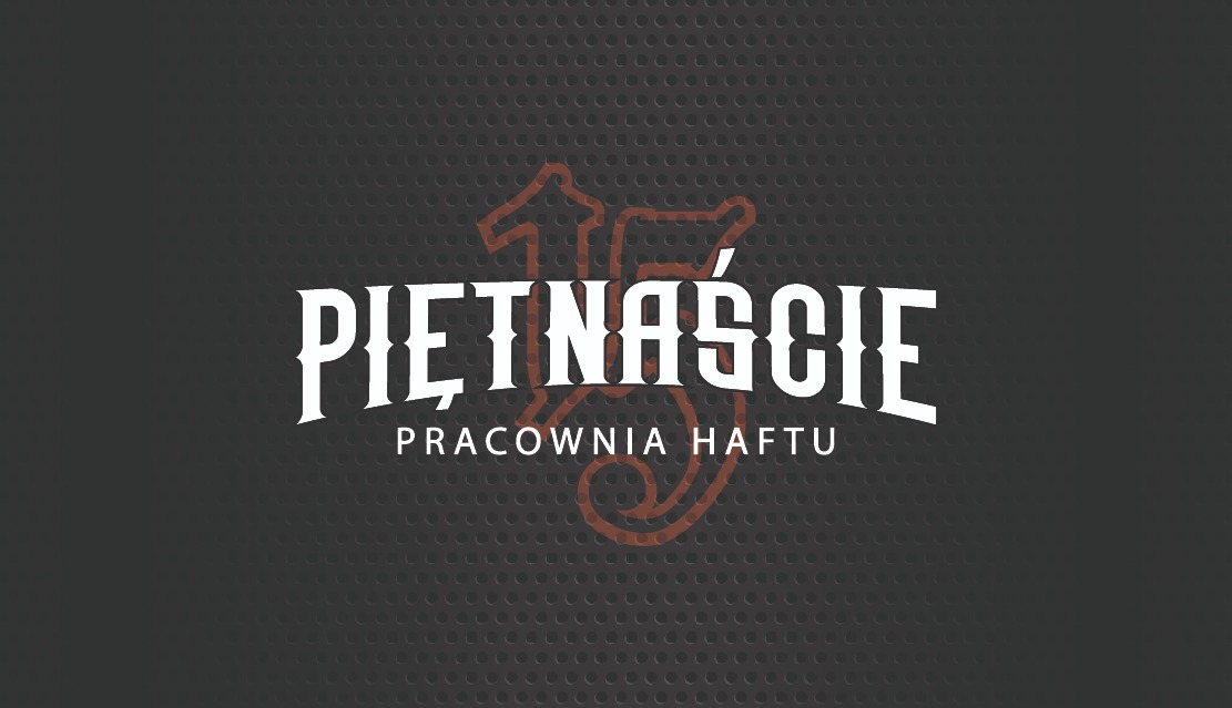 Logo firmy 'Piętnaście Pracownia Haftu' na ciemnoszarym tle z perforacją.