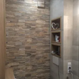 Wykończona łazienka z kamienną ścianą, drewnianymi półkami z dekoracją w kształcie serca i lustrem, widoczne gniazdka elektryczne i przycisk spłuczki.