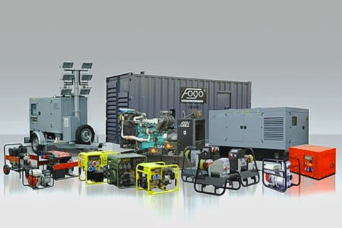 Różnorodny zestaw generatorów prądu i agregatów, w tym mobilna wieża oświetleniowa na przyczepie, kontener z agregatem oraz mniejsze przenośne generatory, wszystkie marki FOGO, ustawione na jasnym...