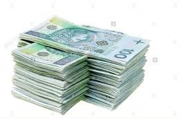 Dwa stosy banknotów 100 zł na białym tle, z widocznym znakiem wodnym banku.