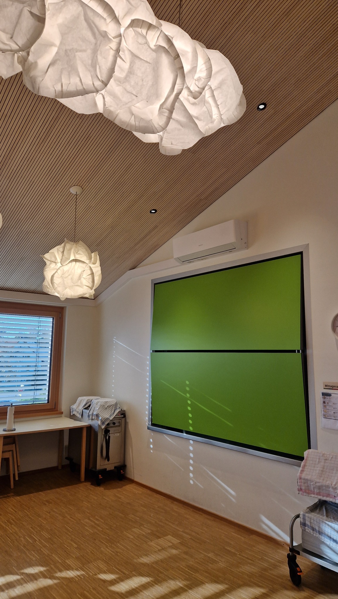 Klimatyzowanie dziecięcej stołówki. Dwa klimatyzatory ścienne o łącznej mocy 10kW.