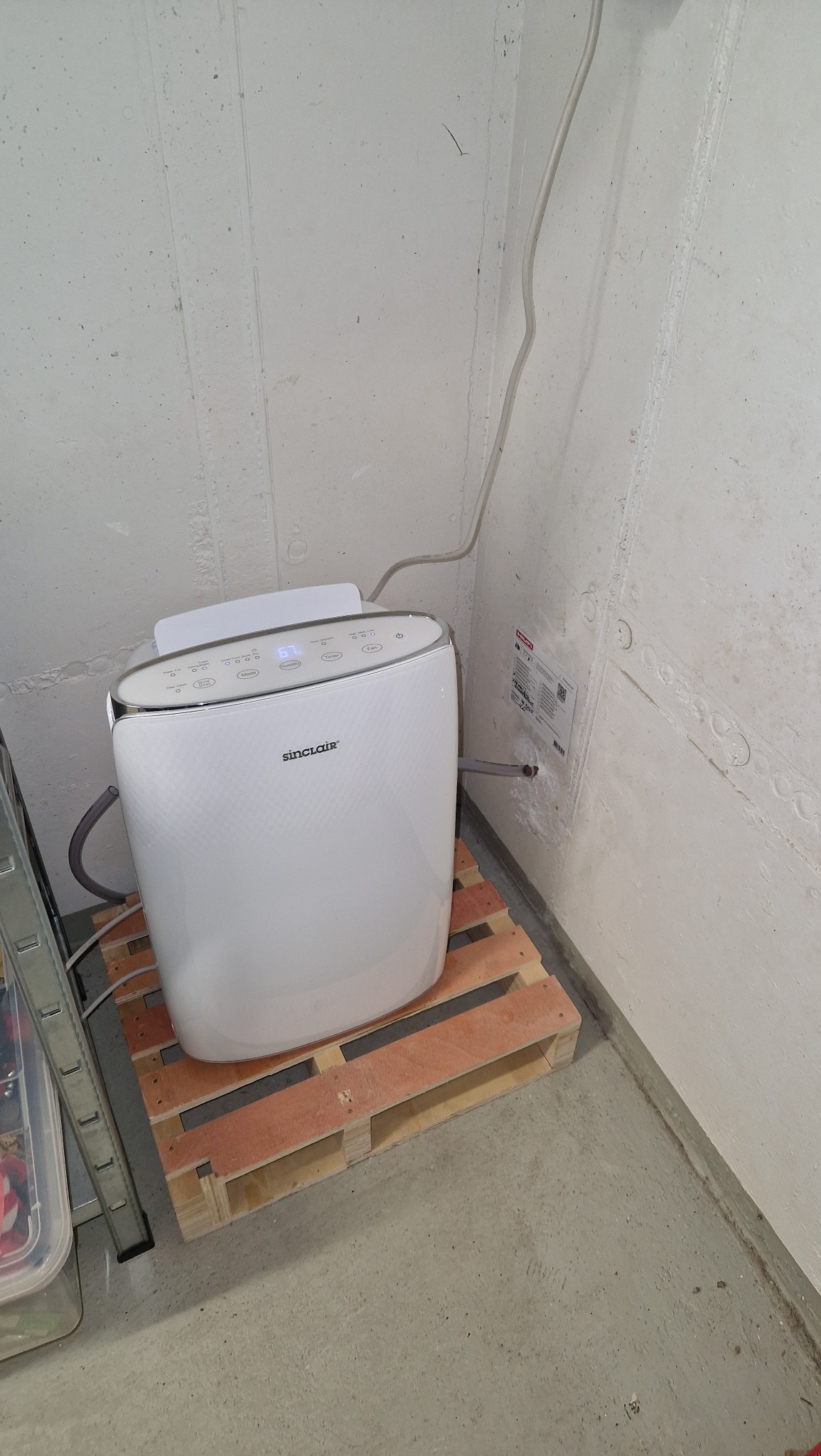 Mały osuszacz powietrza. Pomieszczenie piwniczne