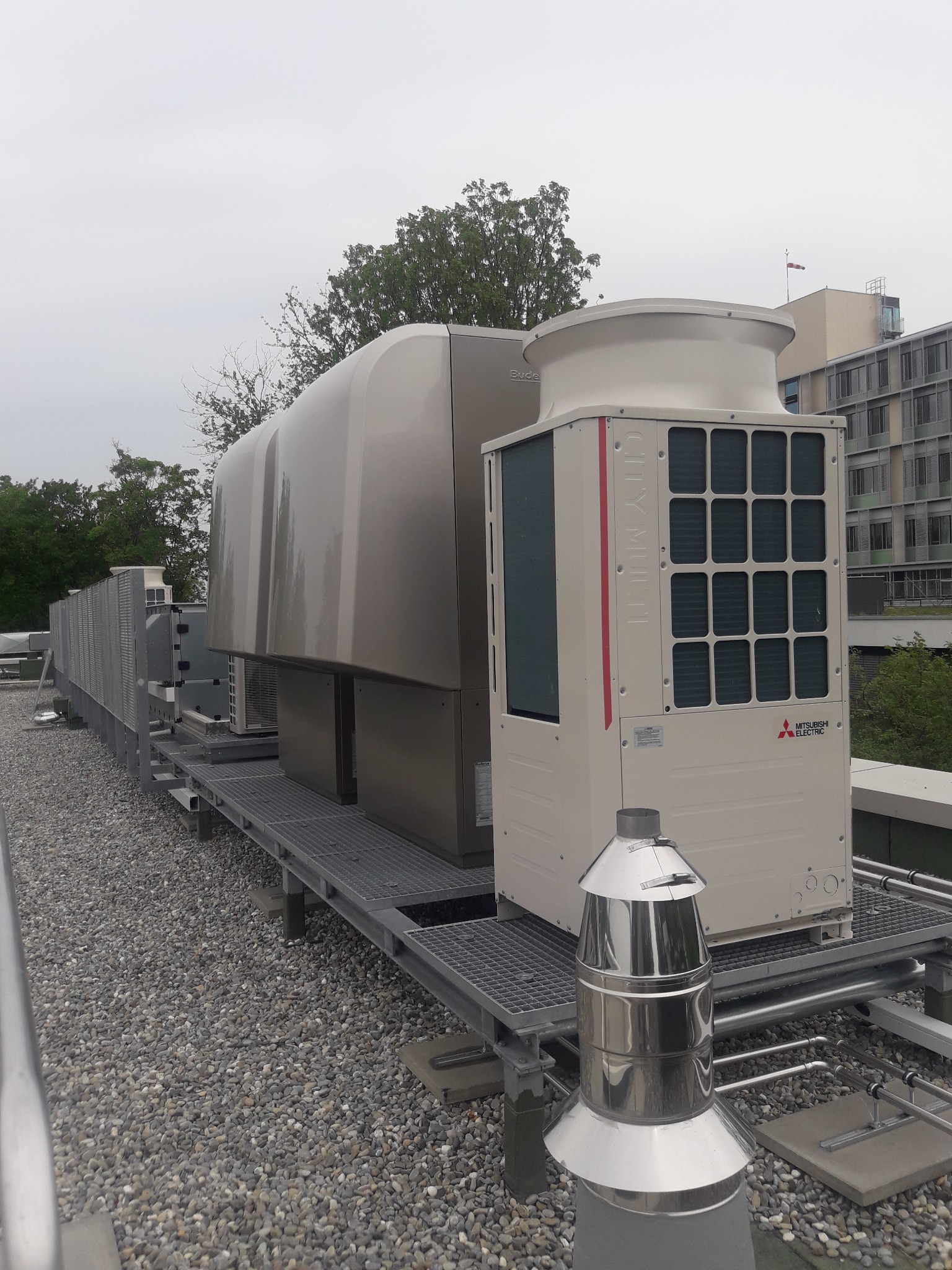 Klimatyzazja VRF oraz pompy ciepla w biurowcu 7 pieter