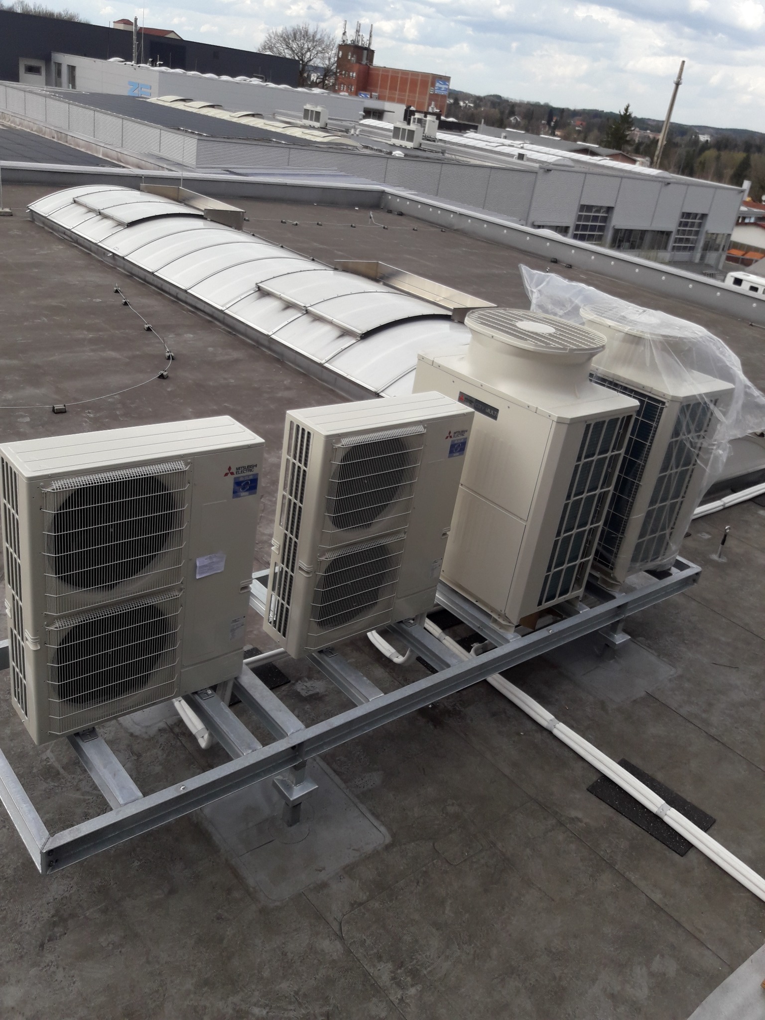 Inverterowe agregaty zasilajace centrale wentylacyjna i klimatyzatory VRF