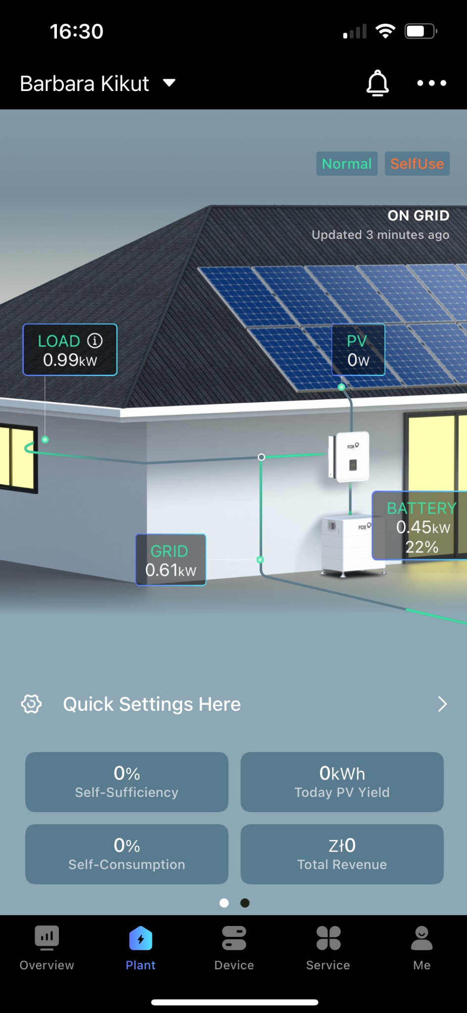 Aplikacja monitorująca pracę instalacji fotowoltaicznej: dach z panelami, dane o produkcji energii (PV, bateria, sieć), ustawienia. Widok z ekranu telefonu.