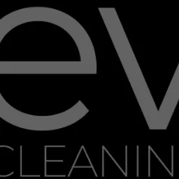 Logo firmy Ever Cleaning: stylizowana litera 'e' w jasnoniebieskim okręgu i szary napis 'ever CLEANING' na czarnym tle.