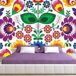 Sypialnia z łóżkiem i wzorzystą, folkową tapetą w kwiaty w stylu ludowym.