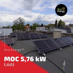 iEco Energy - Panel słoneczny o mocy 5,76 kW na płaskim dachu budynku w Łodzi, z widocznym logo iEco Energy i otaczającą zabudową miejską.