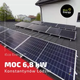 Panele słoneczne zamontowane na dachu domu jednorodzinnego, widok z góry, z logo firmy iEco Energy oraz informacją o mocy instalacji 6,8 kW i lokalizacji Konstantynów Łódzki na czerwonym tle.