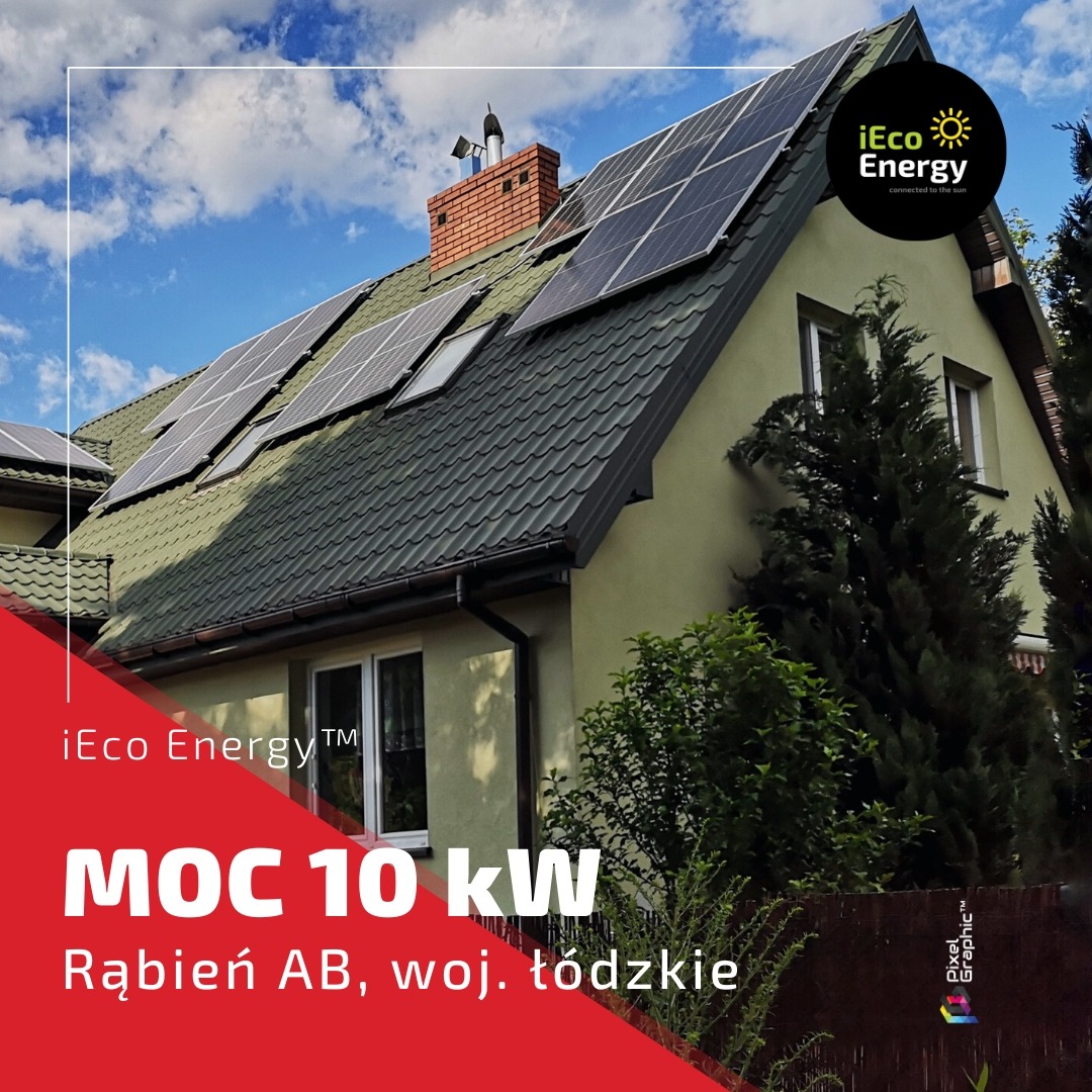 Dom jednorodzinny z zielonym dachem i panelami fotowoltaicznymi, widoczne logo iEco Energy, informacja o mocy 10kW, Rąbień, woj. łódzkie, błękitne niebo z chmurami w tle.