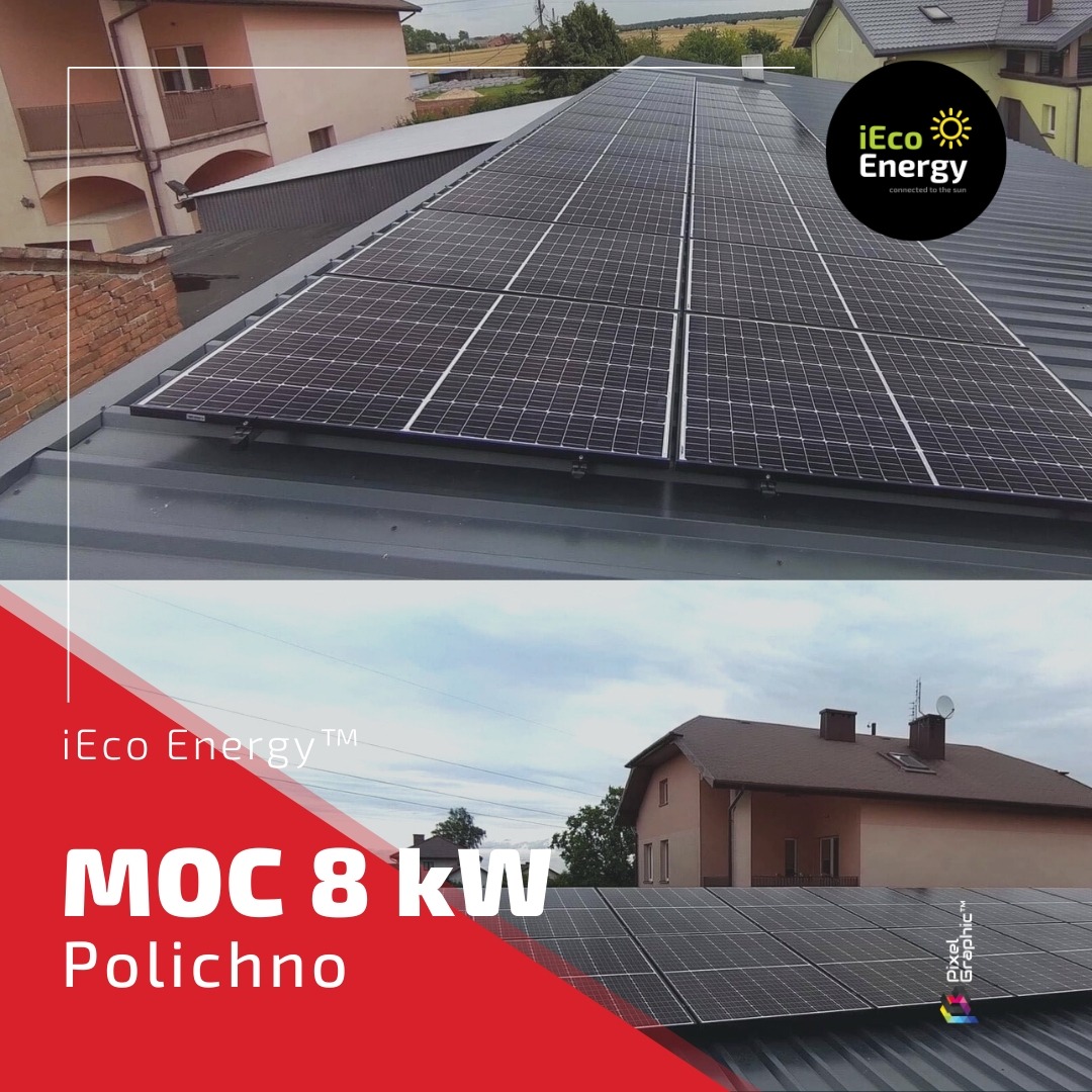 Panel słoneczny na metalowym dachu domu jednorodzinnego, widoczne logo firmy iEco Energy oraz napis 'MOC 8 kW Polichno' na czerwonym tle.