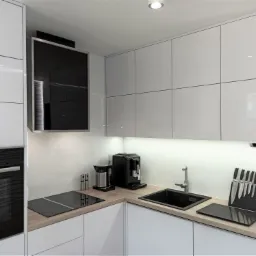 Nowoczesna kuchnia z białymi, lakierowanymi frontami szafek, czarnym piekarnikiem marki Bosch i czarnym zlewozmywakiem z chromowaną baterią, oświetlona listwą LED pod szafkami wiszącymi.