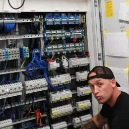 Prefabrykacja szafy elektrycznej w biurowcu