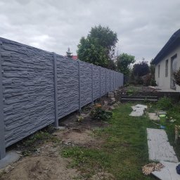 Płot betonowy podwójnie opłytowany.Pomysł na to by sąsiad rownież był zadowolony z faktury cegły.Świeżo po malowaniu farba specjalna do betonu w kolorze popiel.Nudna szarość płotu może zmienić się nie do poznania.