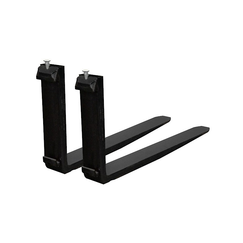 Para czarnych, metalowych wideł do wózka widłowego, widoczne sworznie mocujące na górze, na białym tle.