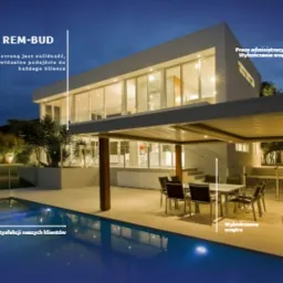 Nowoczesny dom z basenem oświetlony wieczorem, widoczne duże okna, taras z meblami ogrodowymi i grill.