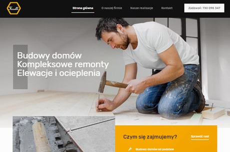 Mężczyzna w białej koszulce i jeansach wbija gwóźdź młotkiem w podłogę, widok z boku na ekranie strony internetowej firmy budowlanej z ofertą: budowy domów, kompleksowe remonty, elewacje i ocieplenia.