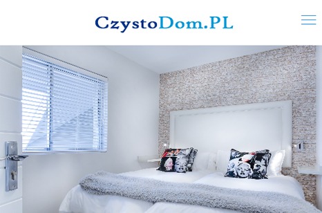 Nowoczesna sypialnia z podwójnym łóżkiem, dekoracyjną ścianą z kamienia, roletami okiennymi i poduszkami z wizerunkiem Marilyn Monroe, widok z perspektywy częściowo otwartych drzwi.