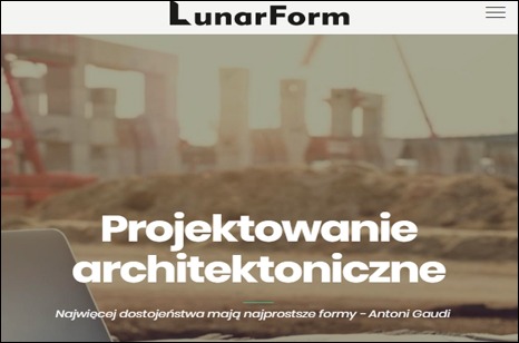Strona internetowa z nagłówkiem LunarForm i tekstem 'Projektowanie architektoniczne' na tle placu budowy z dźwigiem i konstrukcjami w trakcie wznoszenia, widoczny fragment laptopa w lewym dolnym rogu.
