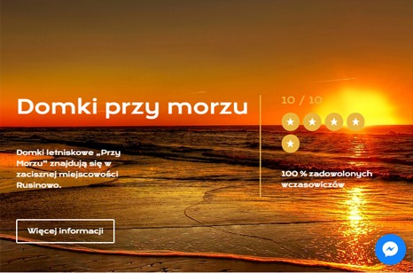 Reklama domków letniskowych 'Przy Morzu' w Rusinowie na tle zachodzącego słońca nad morzem, z oceną 10/10 i informacją o 100% zadowolonych wczasowiczów.