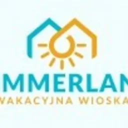 Logo Summerland Wakacyjna Wioska: stylizowane domki w kolorach turkusowym i złotym, z centralnie umieszczonym słońcem, nazwa firmy w kolorze turkusowym, pod nią napis 'Wakacyjna Wioska' mniejszą...