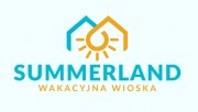 Logo Summerland Wakacyjna Wioska: stylizowane domki w kolorach turkusowym i złotym, z centralnie umieszczonym słońcem, nazwa firmy w kolorze turkusowym, pod nią napis 'Wakacyjna Wioska' mniejszą...