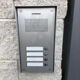 Stacja bramowa domofonu na 4 lokale.