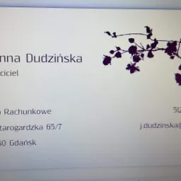Wizytówka Joanny Dudzińskiej, właścicielki Biura Rachunkowego w Gdańsku, z adresem ul. Starogardzka 65/7, numerem telefonu 512-104-430 i adresem e-mail j.dudzinska@hr-24.eu, ozdobiona motywem...