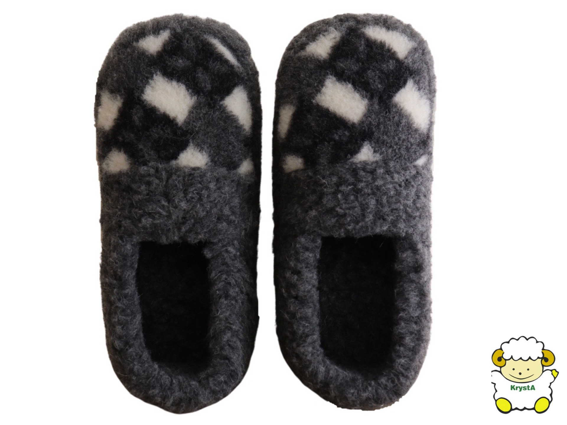 Para szarych, filcowych kapci domowych z białymi rombami, widocznych od przodu, z logo firmy w prawym dolnym rogu.