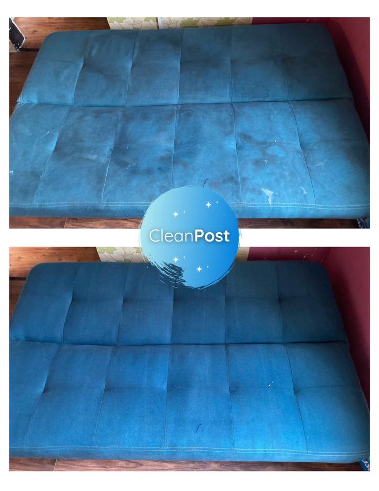 Porównanie dwuetapowe: górna część zdjęcia przedstawia zabrudzoną, niebieską tapicerkę kanapy z widocznymi plamami; dolna część pokazuje tę samą kanapę po czyszczeniu, z odświeżonym, jednolitym...